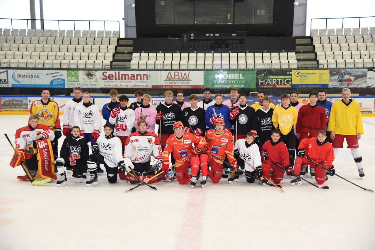 Sport-Stars zum Anfassen – Eiszeit mit zwei Profis vom ESVK und dem Wahlkurs Eishockey!