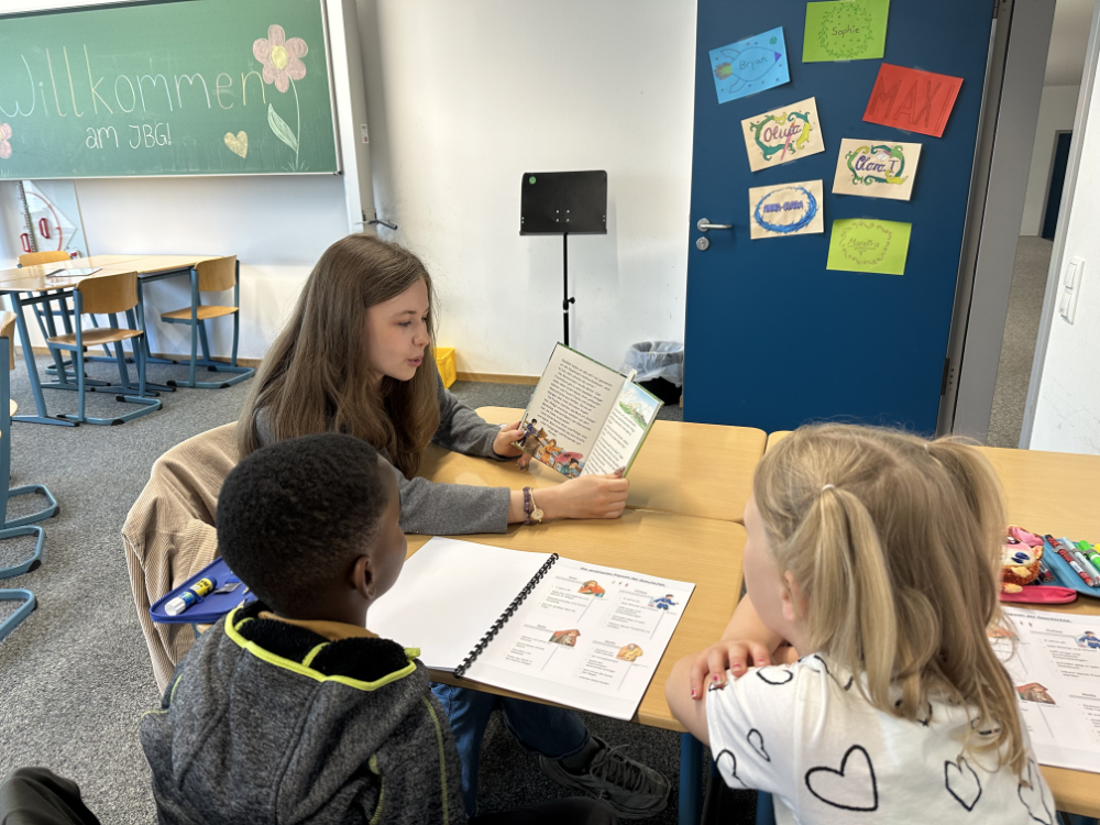 Lesen als Superkraft – Klasse 2b der Schrader-Grundschule zu Gast am JBG!